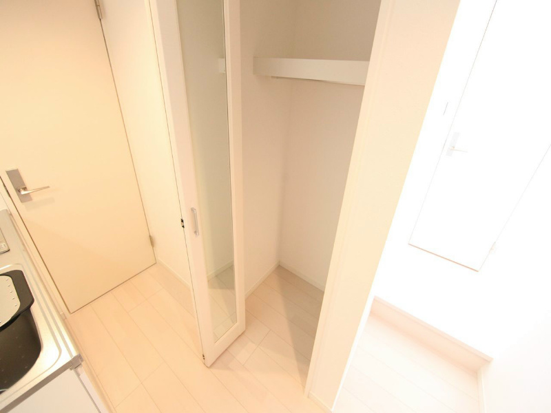 収納　クローゼット（収納充実してます）姿見鏡付き