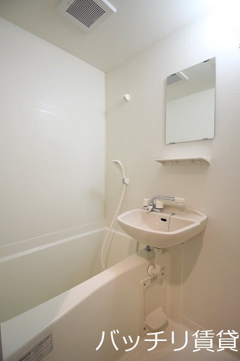 バス・シャワールーム　画像は別号室タイプの為、現状を優先致します。
