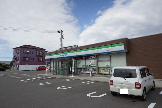 コンビニ　ファミリーマート柏崎比角店（コンビニ）まで596m