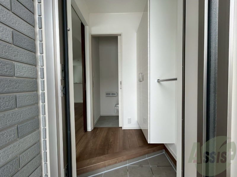 玄関　玄関の様子です。明るい印象ですね。気分もあがりそう。