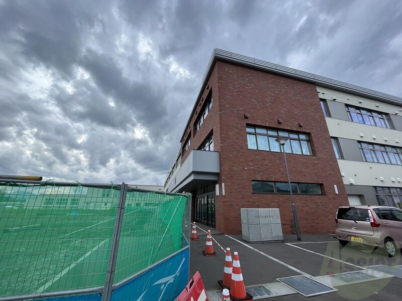 中学校　札幌市立栄中学校（中学校）まで547m