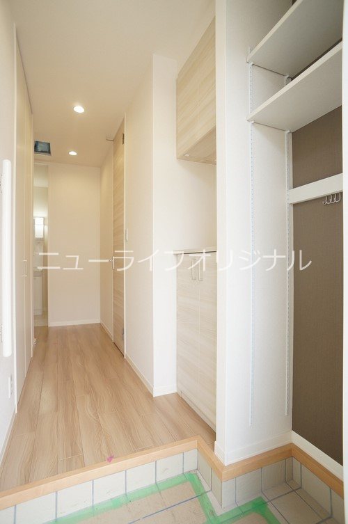 玄関　シューズボックスの他に可動棚の収納もあり玄関周りもスッキリ★