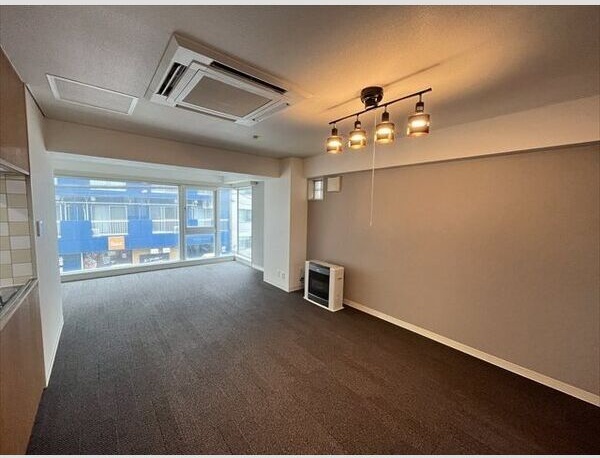 居室・リビング　明るい居間で気持ちまで明るくなりますね！