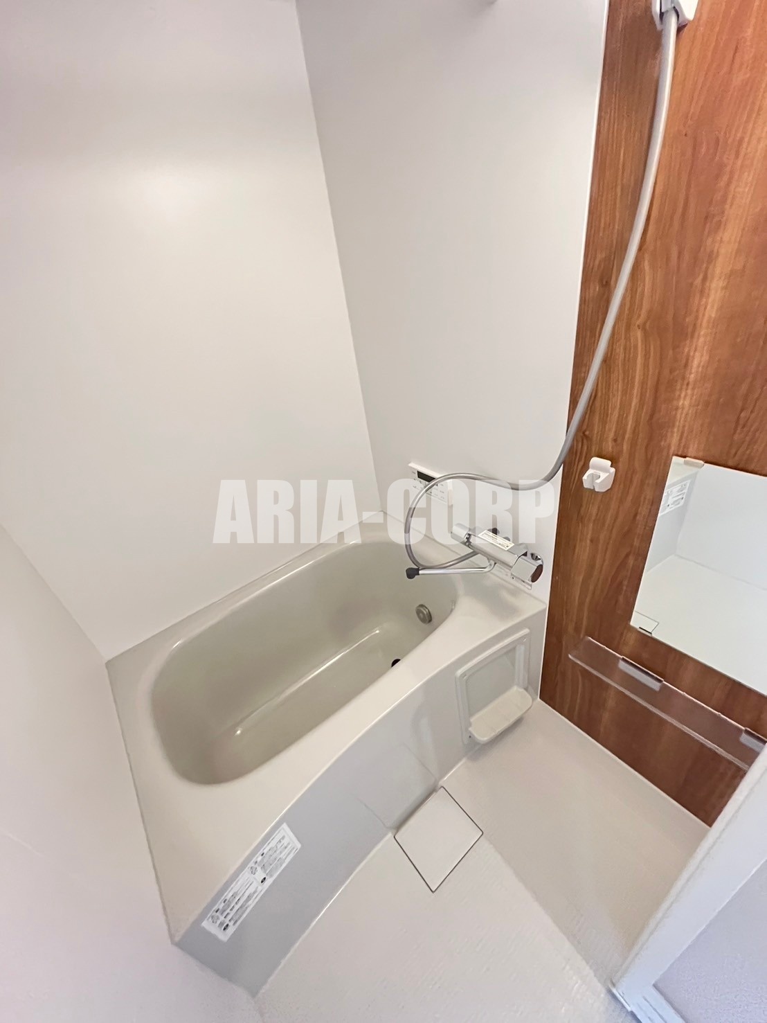 バス・シャワールーム　追焚き浴室乾燥付。カラーパネル採用でお洒落なバスルームです。