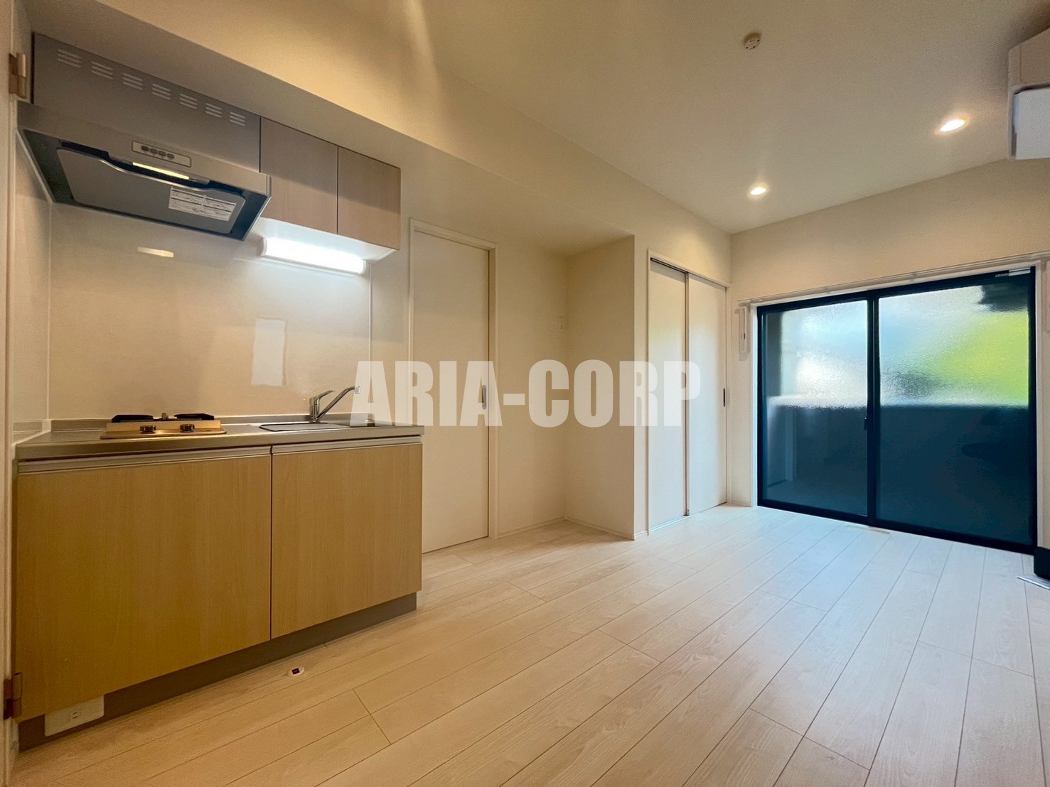 居室・リビング　白を基調としたお洒落な空間！デザイナーズ物件募集開始です！