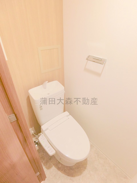 トイレ　棚収納と温水洗浄便座付きのトイレ