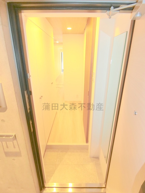 玄関　姿見鏡付きがうれしい玄関