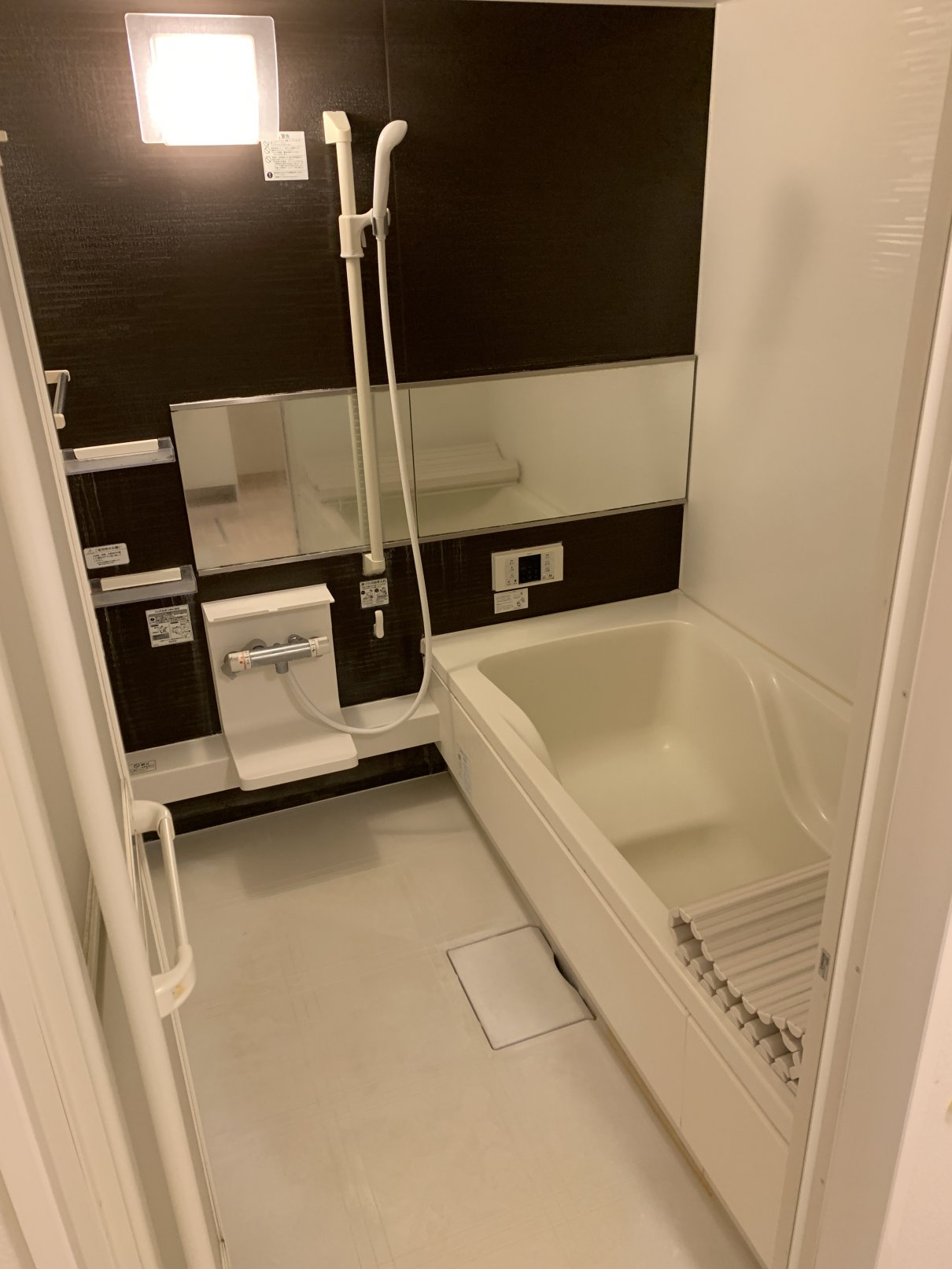 バス・シャワールーム　1坪タイプのお風呂で足をゆったり伸ばせます