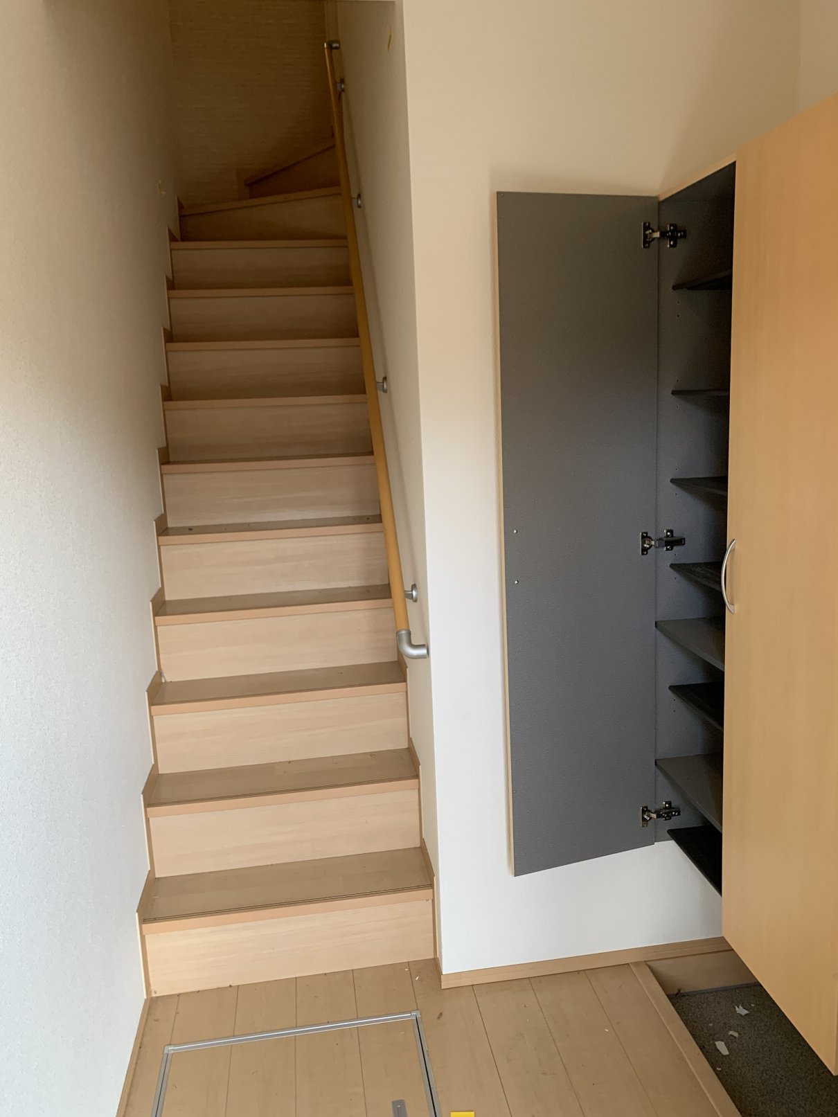 玄関　収納たっぷりの下駄箱付