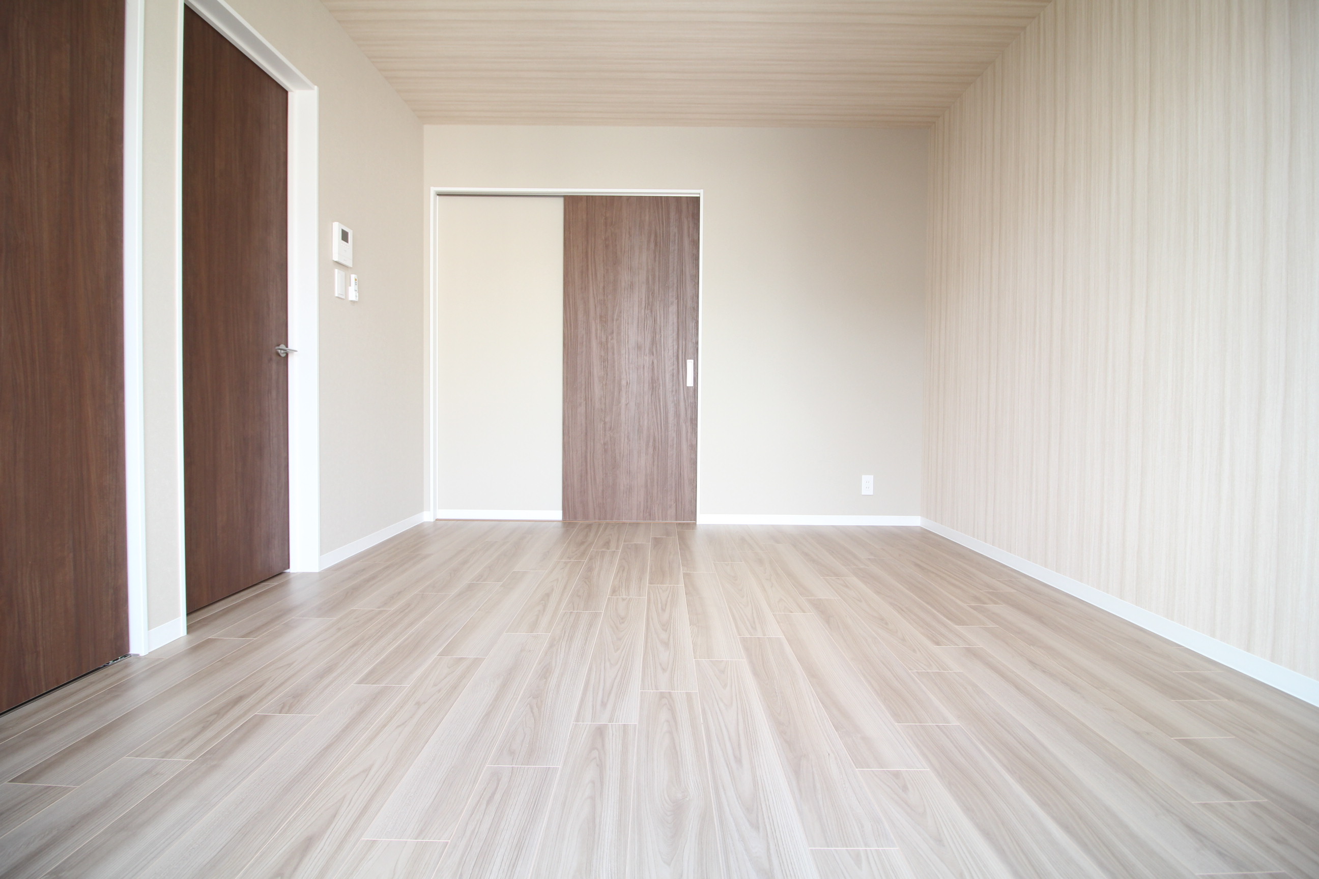 居室・リビング　木目調の清潔感のある居室♪