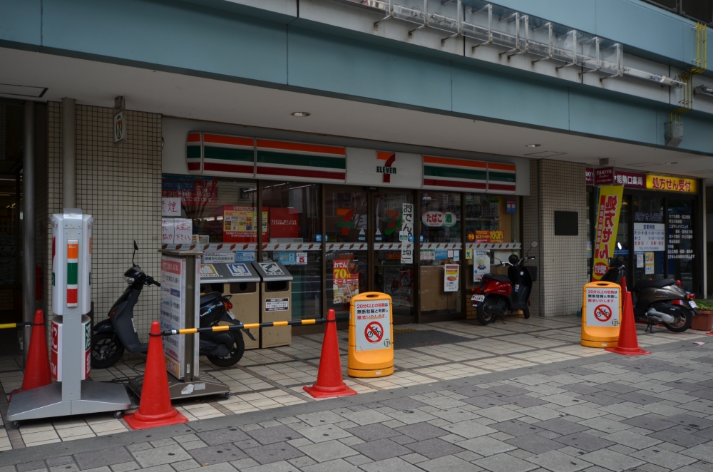 コンビニ　セブンイレブン川西能勢口駅前店（コンビニ）まで369m
