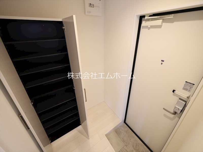 玄関　玄関　シューズボックス付（収納充実してます）