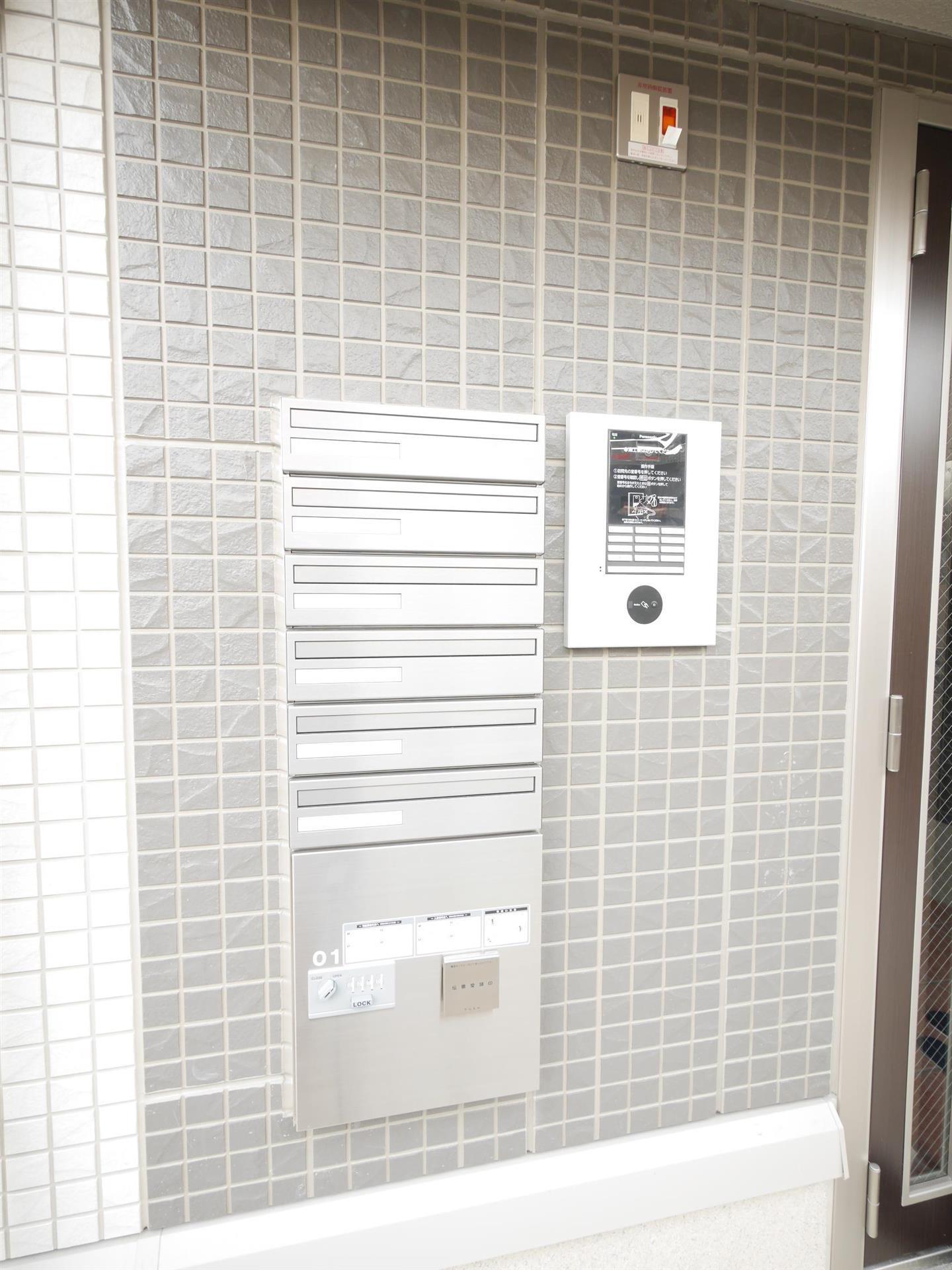 エントランス　セキュリティ重視！玄関は見えないようになっています