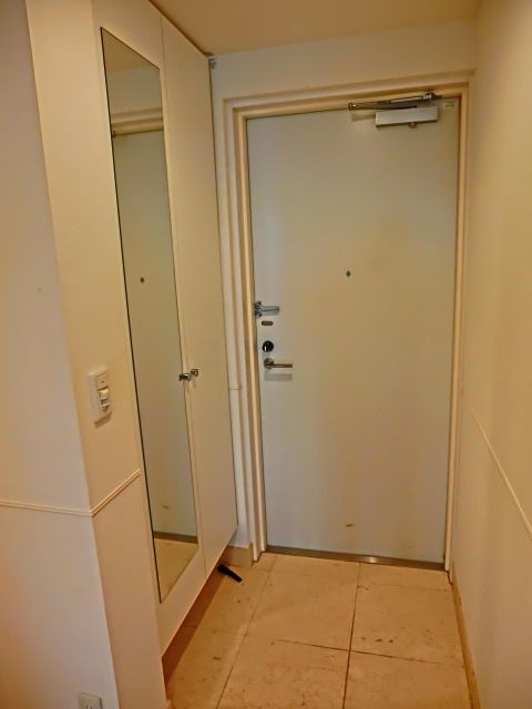 玄関　全身鏡付の玄関