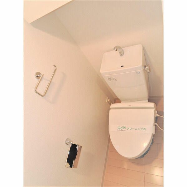 トイレ　写真：設備同仕様の別物件です