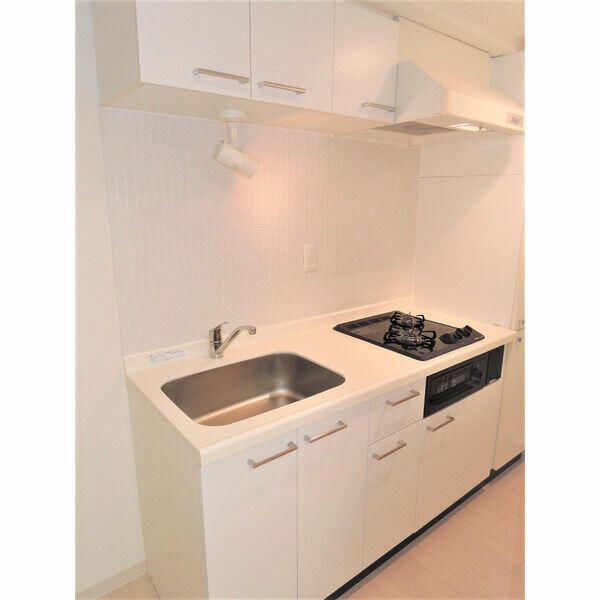 キッチン　写真：設備同仕様の別物件です