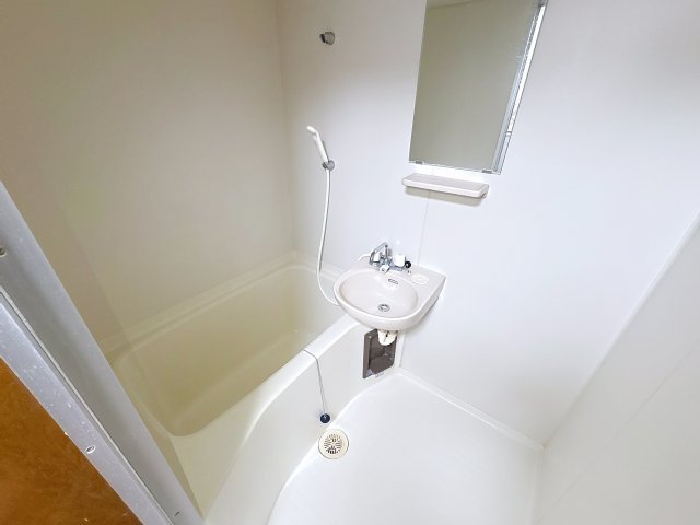 バス・シャワールーム　掲載写真は同型モデルを掲載しており実際のお部屋と仕様等が異な