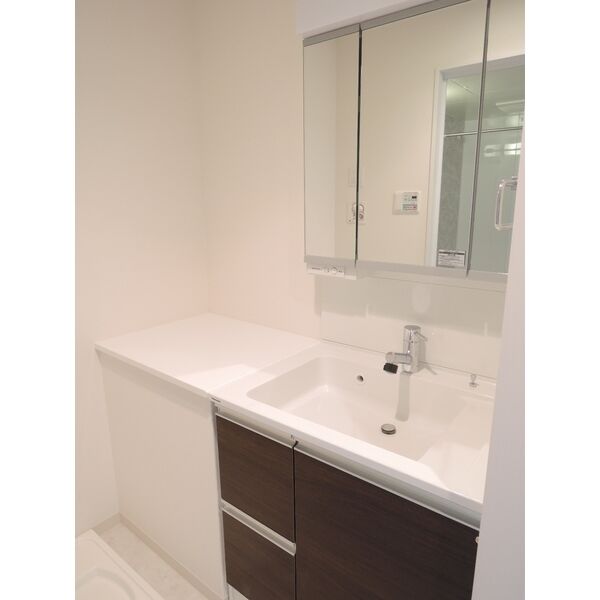 洗面設備　収納豊富な洗面台です！