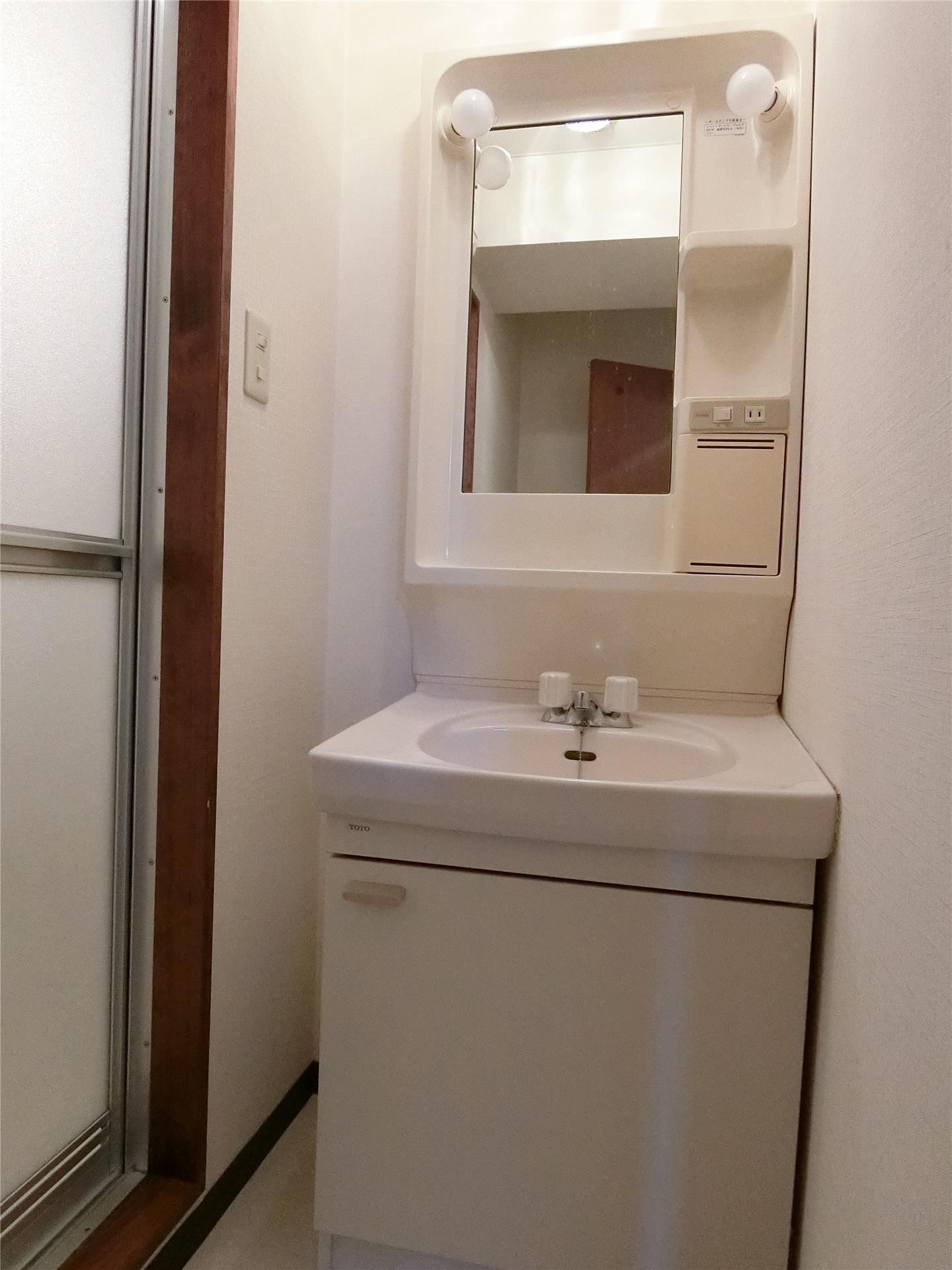 洗面設備　収納棚付きの洗面化粧台です♪