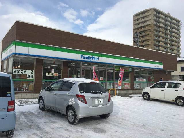 コンビニ　ファミリーマート秋田山王臨海町店（コンビニ）まで446m
