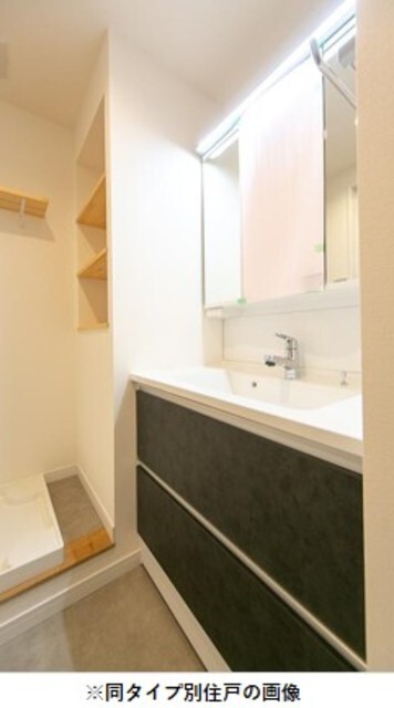洗面設備　※写真は同タイプ住戸です。