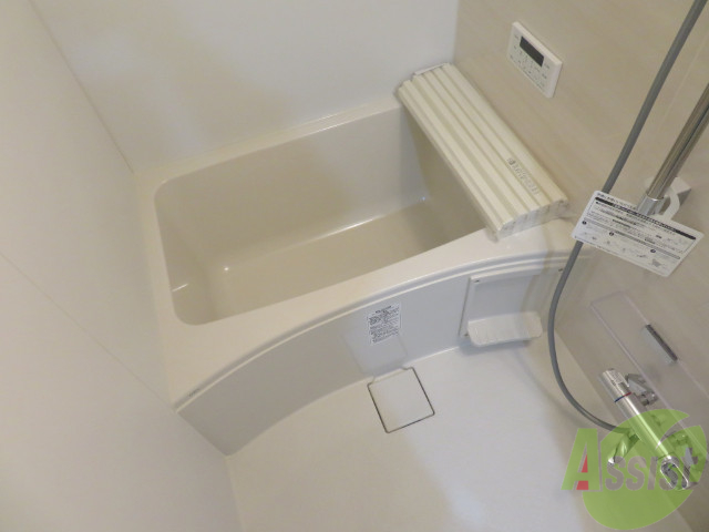 バス・シャワールーム　こちらはお風呂。一日の疲れをここで癒してください。