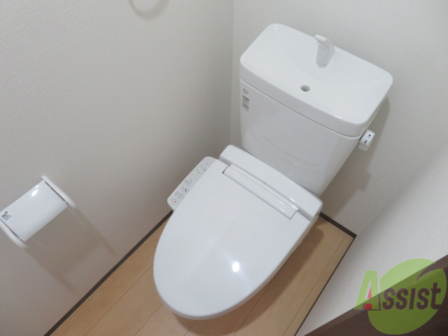 トイレ　ウォシュレット機能がついているので安心ですね。