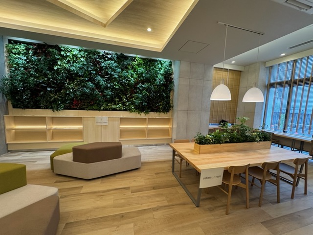 ロビー　共用スペースには図書が有り