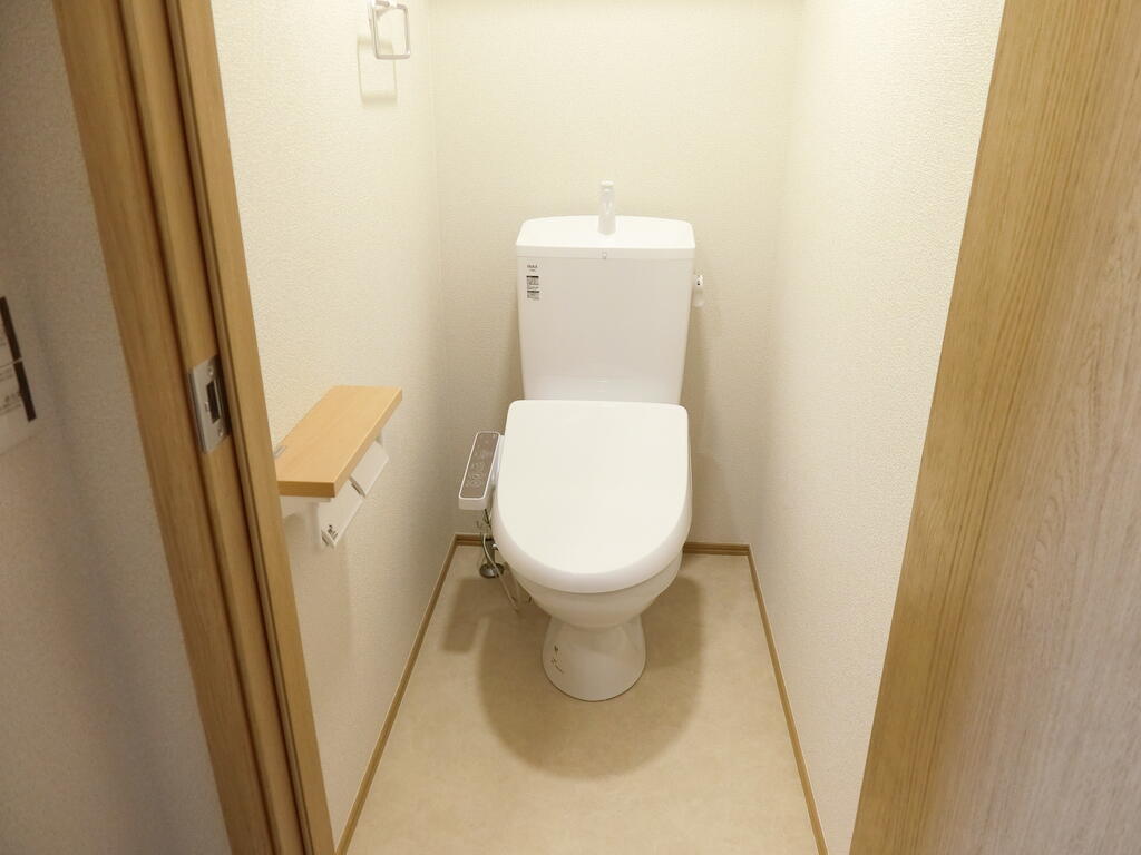 トイレ　同物件の別部屋写真です。