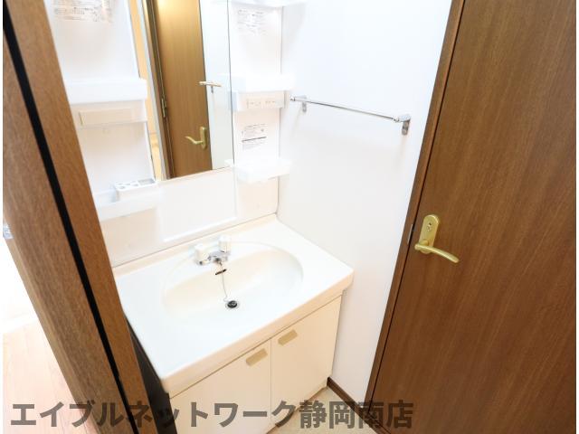 洗面設備　ゆったりとスペースのある洗面所