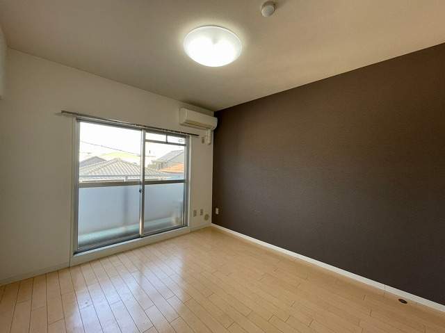 居室・リビング　同物件別号室のものです。