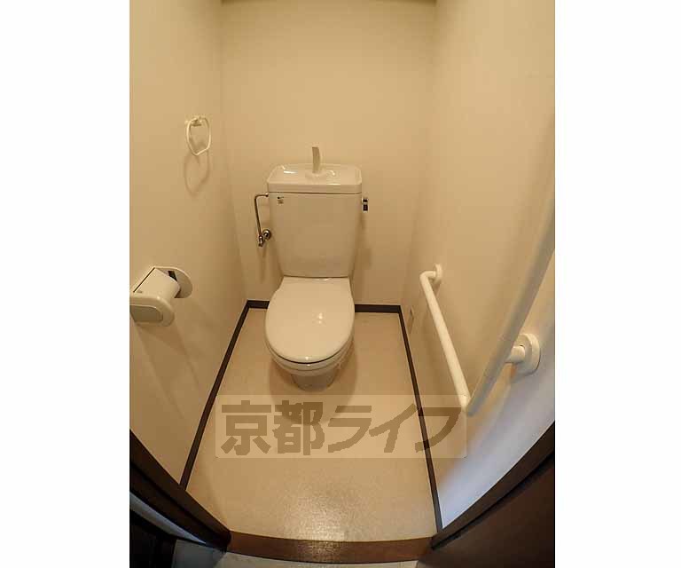 トイレ　手すりついています。