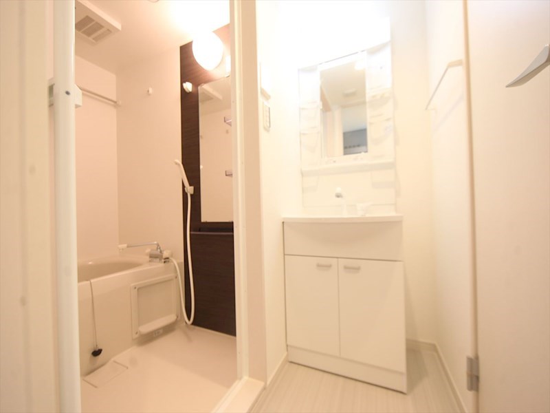 洗面設備　脱衣所　独立洗面台（シャンプードレッサー付）収納スペース有