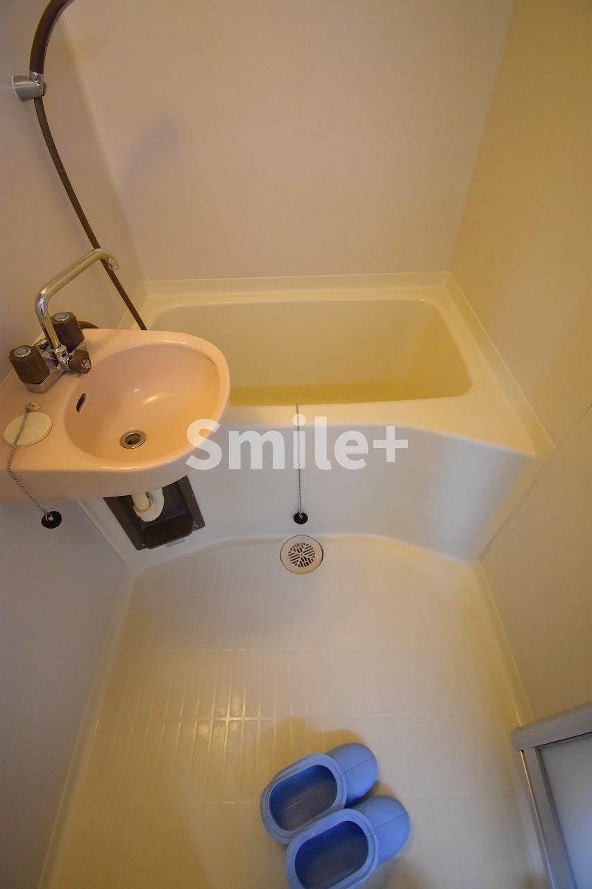 バス・シャワールーム　コンパクトで使いやすいお風呂です