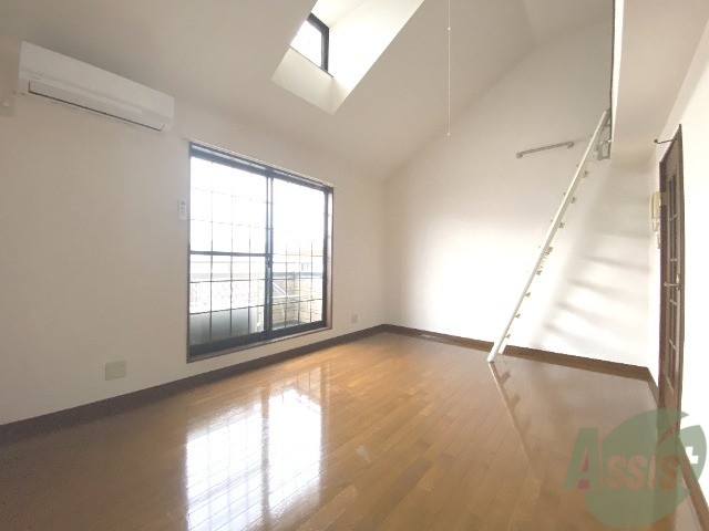 居室・リビング　８帖の洋室です。明るいお部屋は肝が良いですね。