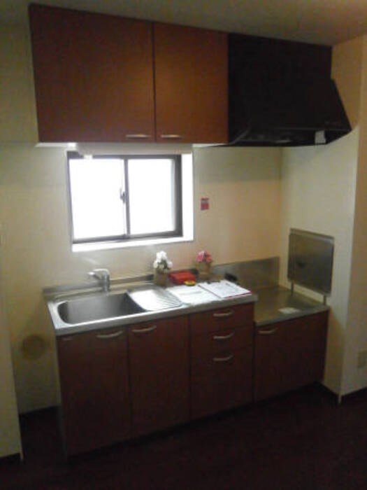 キッチン　窓があり、明るいキッチン