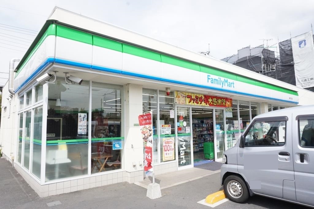 コンビニ　ファミリーマート 島根二丁目店（コンビニ）まで241m