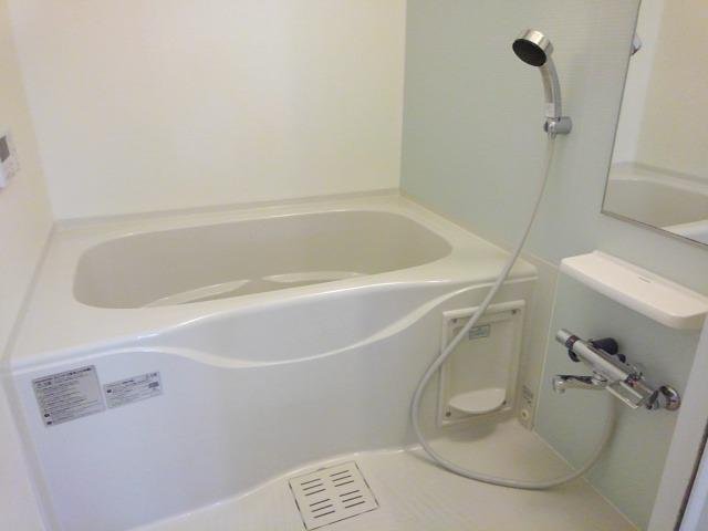 バス・シャワールーム　コンパクトで使いやすいお風呂です