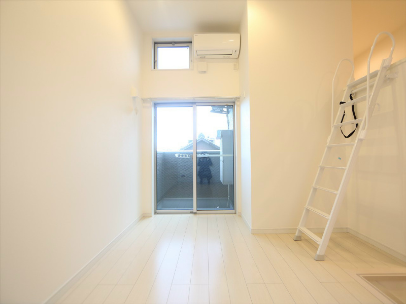 バルコニー　洋室5.6帖　ロフト4.7帖（収納にも寝室にも使用できます）