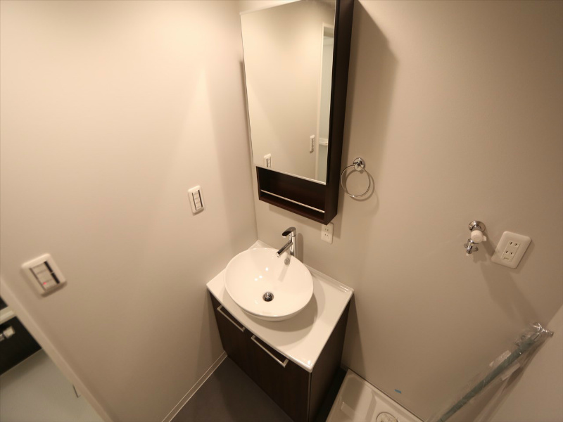 洗面設備　脱衣所　デザイン独立洗面台　収納スペース有