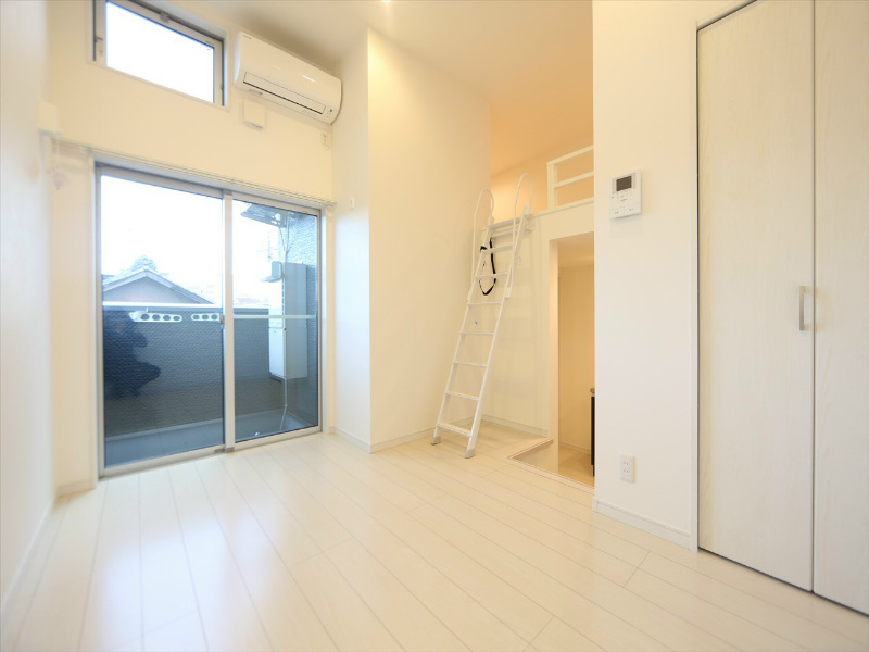 居室・リビング　洋室5.6帖　ロフト4.7帖（収納にも寝室にも使用できます）