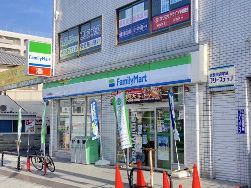 コンビニ　ファミリーマート 久米田駅前店（コンビニ）まで919m