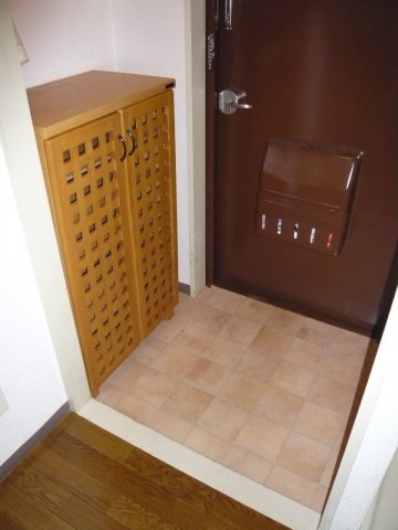 玄関　同型タイプの写真です。現況優先。
