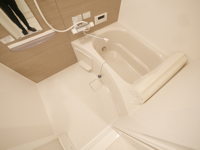 バス・シャワールーム　★鏡付の清潔感のあるバスルームです★