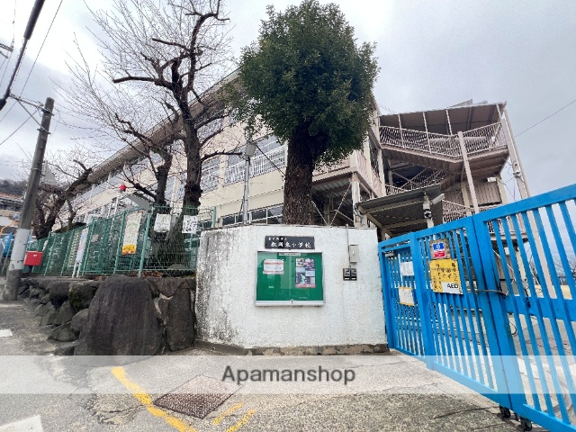 小学校　東大阪市立小学校枚岡東小学校（小学校）まで203m