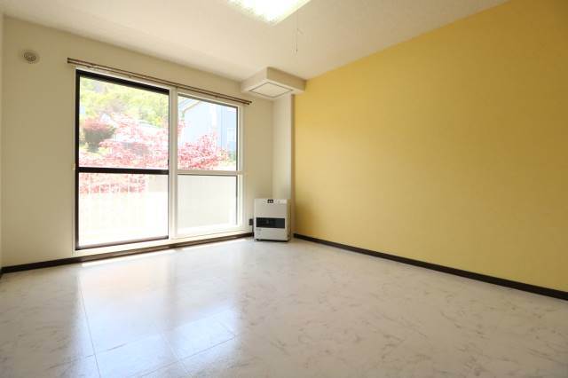 居室・リビング　黄色い壁がかわいいリビング♪