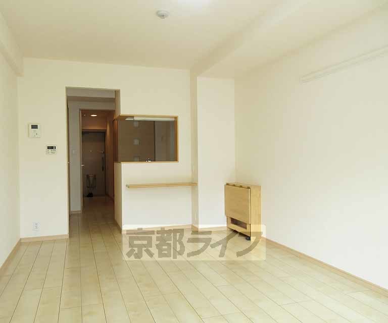 居室・リビング　カウンターキッチンの付いた洋室です