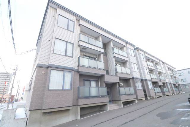 建物外観　オシャレな木造３階建て☆