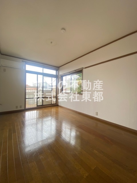 居室・リビング　２面採光なので、明るく風通しのよい過ごしやすいお部屋です♪