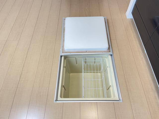 その他　キッチン下部に床下収納